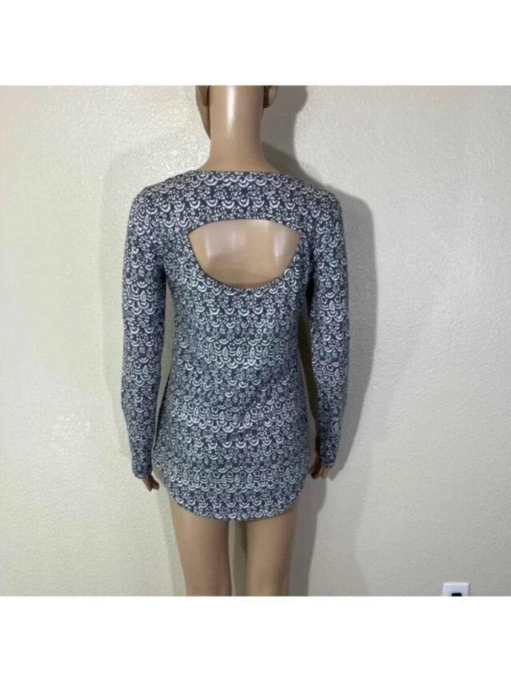 Title Nine Womens Gray White Open Back Long Sleeve Polyester Golf Top XS - Picture 6 of 6